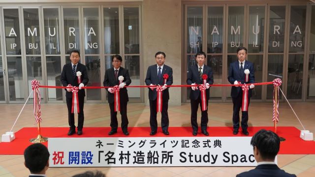 テープカットの様子